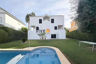 Rent Chalet in Zona Universitaria. Precioso chalet en urbanización los caballeros de bormujos, sevi