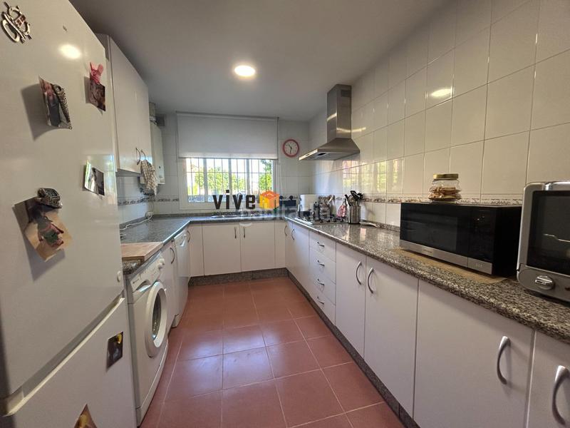 Foto 8e8d34ee-0c50-4e64-8c73-d6bc86e28935. Casa a schiera con parcheggio in Nuevo Bulevar Mairena del Aljarafe
