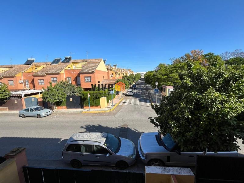 Foto eeba7db3-32d6-4a45-a1c3-e0b716b1bf36. Casa a schiera con parcheggio in Nuevo Bulevar Mairena del Aljarafe