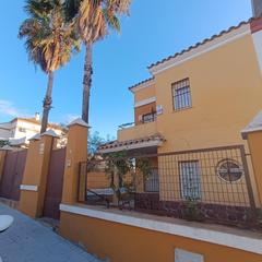 Casa aparellada a Salteras. Magnífica casa pareada con buhardilla en salteras y con piscina