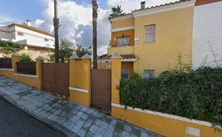 Casa pareada en Salteras. Magnífica casa pareada con buhardilla en salteras y con piscina