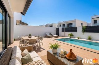 Doppelhaus in Nuevo Bulevar. Chalet pareado de diseño con piscina privada