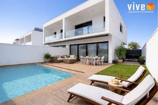 Doppelhaus in Nuevo Bulevar. Chalet pareado de diseño con piscina privada