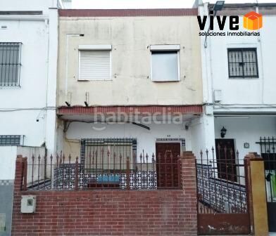 Foto a327b4f5-8e48-4b37-bdc0-38917eafb717. Casa adossada a Centro Bormujos