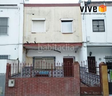 Foto f03f2686-31c6-4786-90fc-e5c2393d6473. Casa adossada a Centro Bormujos