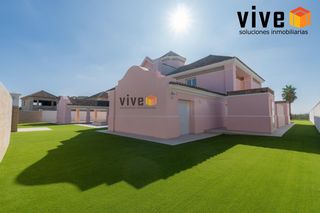 Chalet in Loreto. Espectacular casachalet nueva a estrenar en espartinas..!!