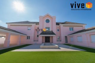 Chalet à Loreto. Espectacular casachalet nueva a estrenar en espartinas..!!