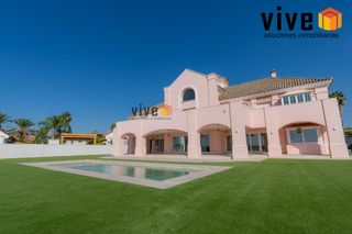 Chalet in Loreto. Espectacular casachalet nueva a estrenar en espartinas..!!