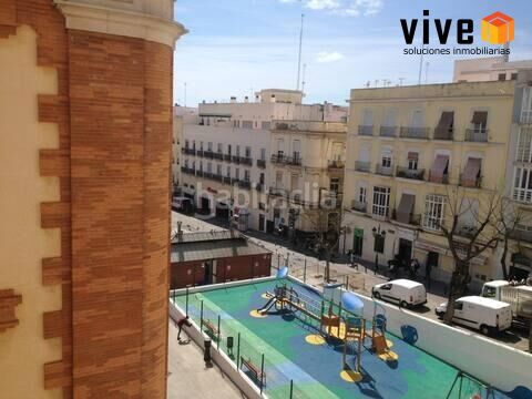 Foto c992fdc3-05e3-4315-9d2f-040eb51fbe47. Pis amb aparcament a Centro Histórico Cádiz