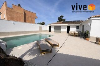 Chalet  Calle amapolas. Venta de chalet en urbanizacion la laguna, en palomares del rio