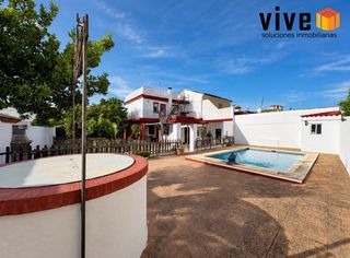 Casa aparellada a Nuevo Bulevar. Chalet pareado con piscina en urbanización el almendral, junto a