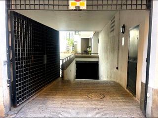Miete Autoparkplatz  Calle carlos cañal. Alquiler de plaza de garaje cerca de calle zaragoza en sevilla