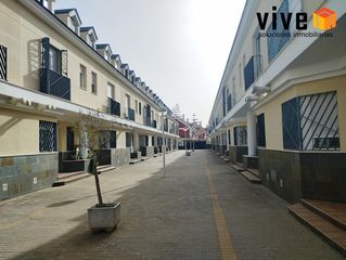 Casa adossada a Olivar de Quintos. Fantástica casa adosada en montequinto en urbanización cerrada..