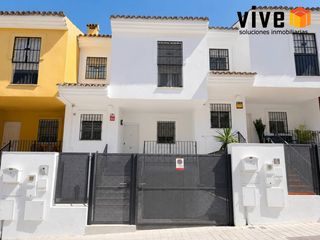 Casa adossada a Barrio Alto. Casa adosada en montelar en urbanización con piscina comunitaria