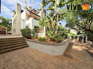 Etagenwohnung in Las Pajanosas. Magnífica planta baja con amplio patio con acceso a piscina, con