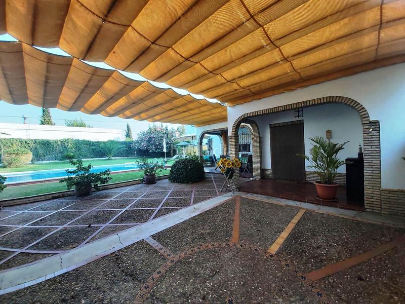 Foto 1c30dcb1-00c9-453d-8a9b-0cb19bede61a. Chalet en exclusiva chalet urbano en zona residencial dos casas en una con impresionante piscina privada! en Utrera