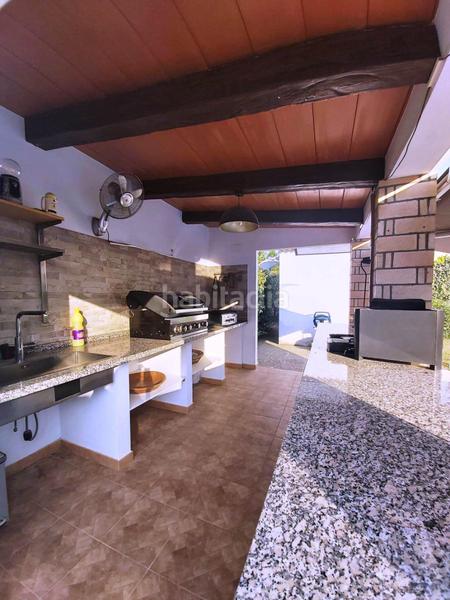 Foto 2d2c6b86-5274-4155-a6d0-552eaa203ff4. Chalet en exclusiva chalet urbano en zona residencial dos casas en una con impresionante piscina privada! en Utrera