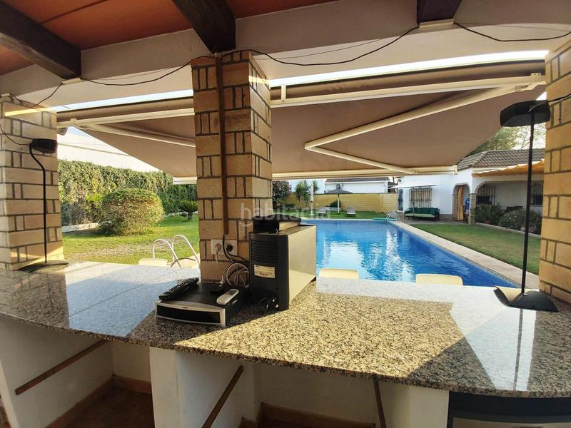 Foto 4b7fc63f-2ba2-4f15-bdea-b29a694f89b9. Chalet en exclusiva chalet urbano en zona residencial dos casas en una con impresionante piscina privada! en Utrera