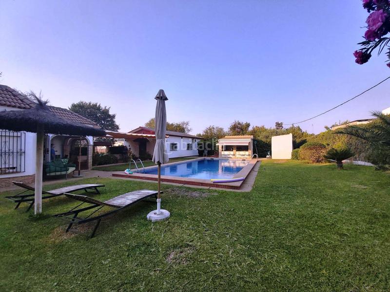 Foto 81dd3d28-cf0e-4bba-8014-8d21bfce32ba. Chalet en exclusiva chalet urbano en zona residencial dos casas en una con impresionante piscina privada! en Utrera