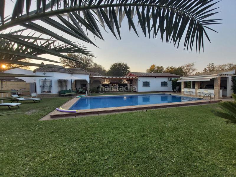 Foto 9c72a429-40e8-4aad-9ad3-a11b5fb9cc13. Chalet en exclusiva chalet urbano en zona residencial dos casas en una con impresionante piscina privada! en Utrera