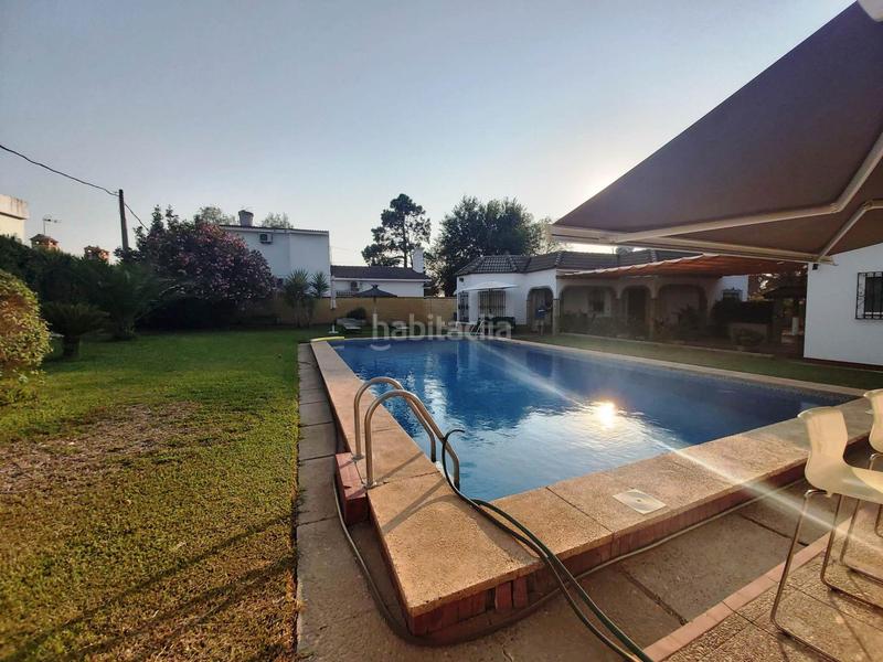 Foto b4cf6021-c711-4d0c-abe8-fe9d8a55234e. Chalet en exclusiva chalet urbano en zona residencial dos casas en una con impresionante piscina privada! en Utrera