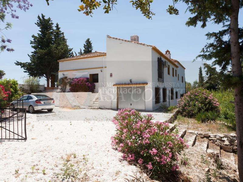 Foto 1f7212d8-cea2-4c57-832f-ced69d4fd0be. Chalet villa en venta en zona carretera , costa. en Mijas