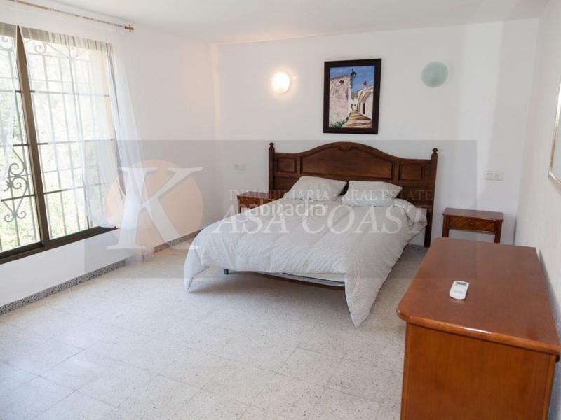 Foto 52938e1f-2b04-4340-8f42-aa027c2f1a4a. Chalet villa en venta en zona carretera , costa. en Mijas