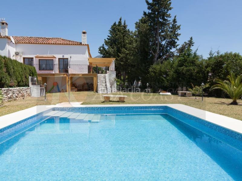Foto 82c41de8-eb8c-45c8-8d25-b09de593a80e. Chalet villa en venta en zona carretera , costa. en Mijas