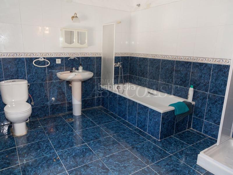 Foto adbbd919-9d0f-4e35-a76e-61c639c4cc15. Chalet villa en venta en zona carretera , costa. en Mijas