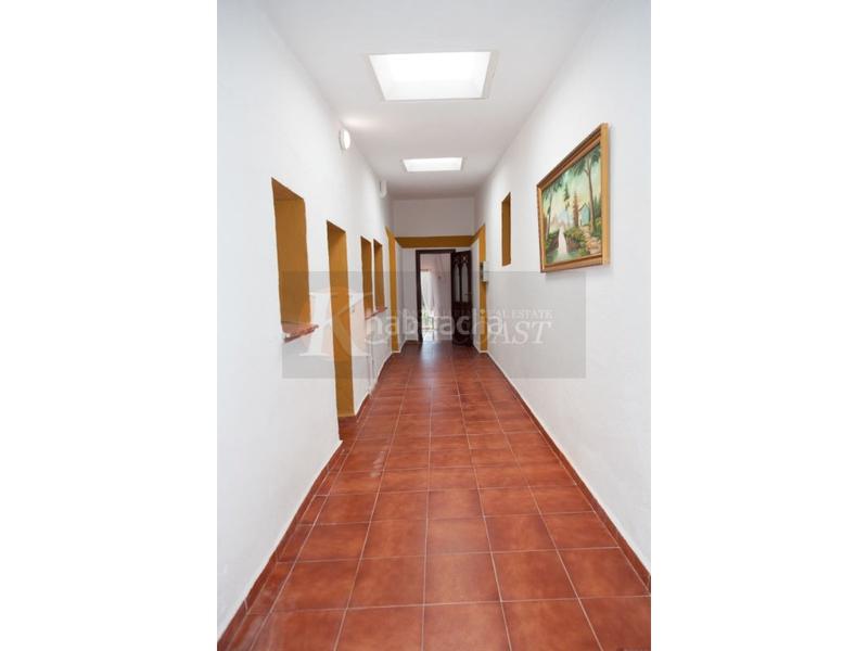 Foto c2bfc819-a40a-4cd6-b57d-c299c1352496. Chalet villa en venta en zona carretera , costa. en Mijas