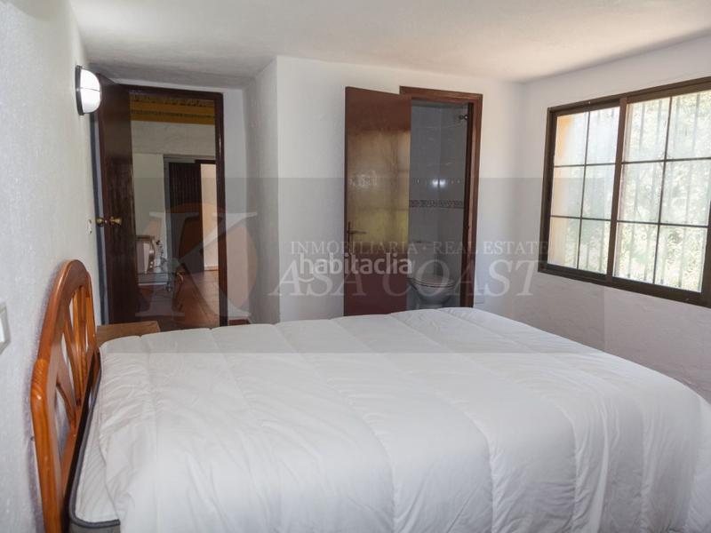 Foto ca73e0b0-8a0d-412f-9559-0c15052d57db. Chalet villa en venta en zona carretera , costa. en Mijas