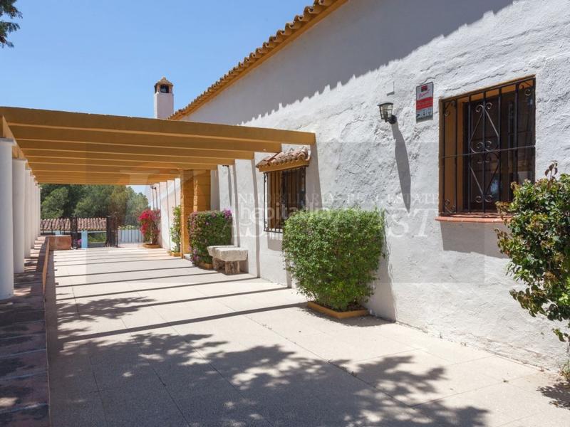 Foto d6fb9100-786e-4627-92fc-2eb77647ac8e. Chalet villa en venta en zona carretera , costa. en Mijas