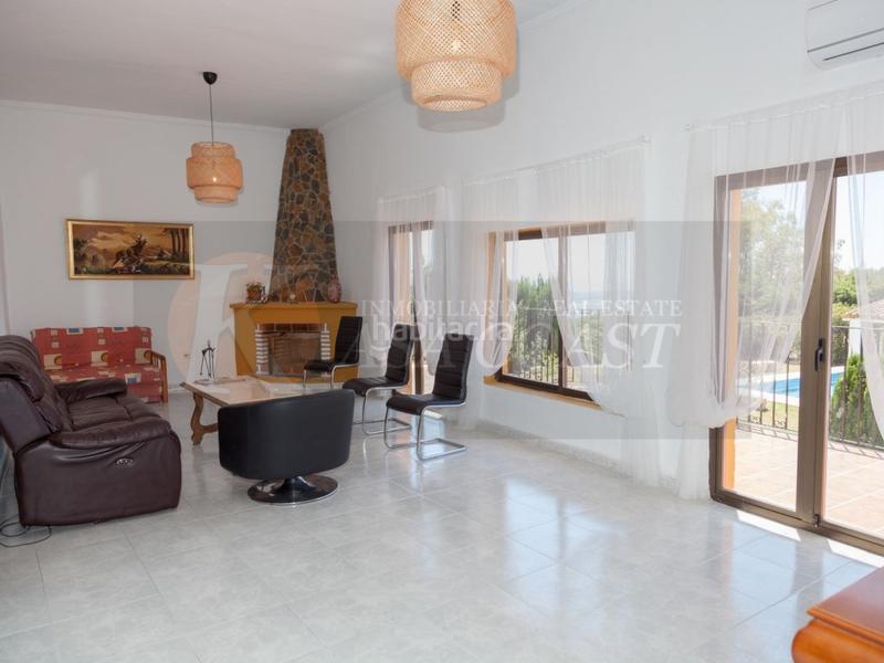 Foto eda0306e-5f60-429a-88af-421d0fc9801d. Chalet villa en venta en zona carretera , costa. en Mijas