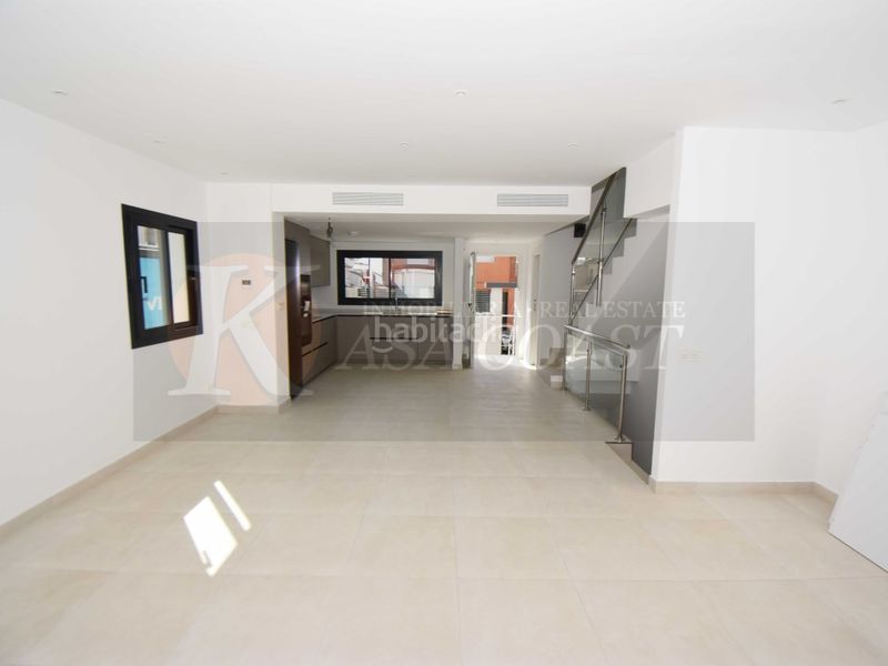 Foto 8c742137-96e2-4f56-aa0e-21935f8e345d. Casa adossada amb aparcament a Los Ríos Mijas
