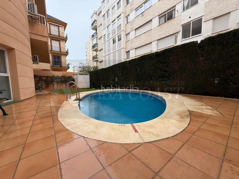 Foto e8da6954-35c7-458a-837a-a54c8056a9c4. Piso  amplio en zona céntrica a un paso de la playa. en Fuengirola
