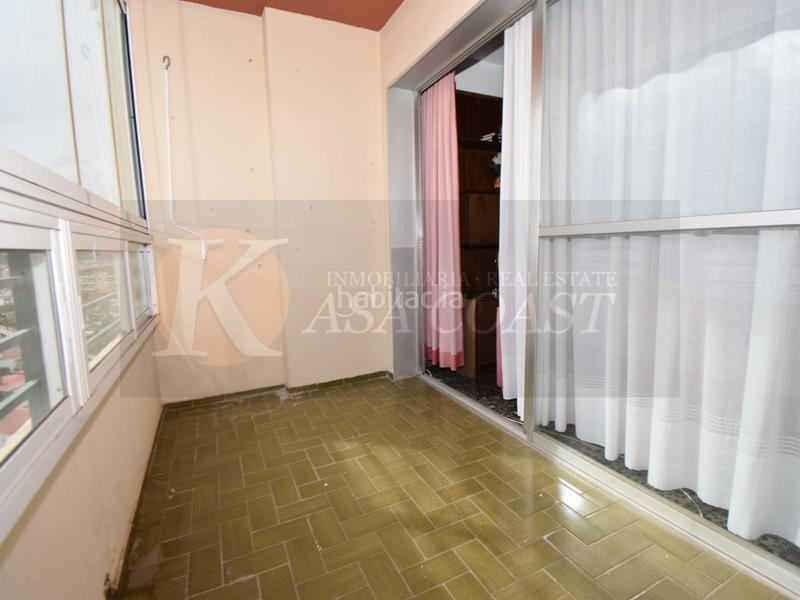 Foto 083b4d48-9ed0-4c72-97ee-c7ed92f7a060. Piso amplio piso en venta en zona sohail, urbanización con piscina y parking. en Fuengirola