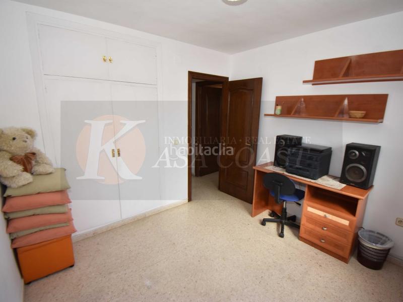 Foto 0de59adf-91ef-4a30-ad79-27695432a880. Piso amplio piso en venta en zona sohail, urbanización con piscina y parking. en Fuengirola