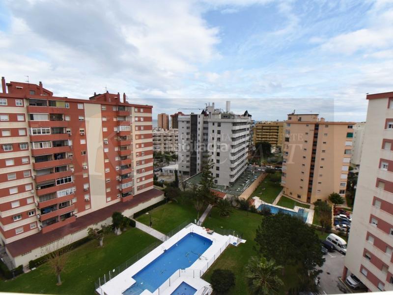 Foto 1851a1cf-bef5-43ae-ad50-3a2c5c94eb5e. Piso amplio piso en venta en zona sohail, urbanización con piscina y parking. en Fuengirola