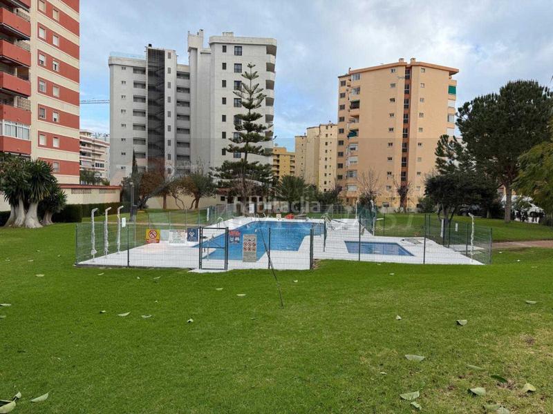 Foto 27ea78c8-d442-4d8b-9a23-f2080be1f3fd. Piso amplio piso en venta en zona sohail, urbanización con piscina y parking. en Fuengirola