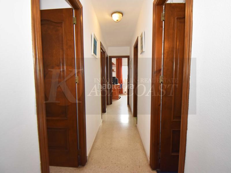 Foto 4f568f81-a6c2-4bb1-9433-51977238aa2a. Piso amplio piso en venta en zona sohail, urbanización con piscina y parking. en Fuengirola