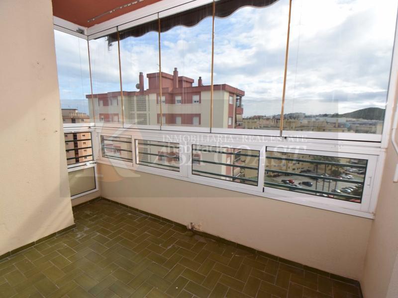 Foto 7e357cbb-5e0a-4007-a234-6da106523baa. Piso amplio piso en venta en zona sohail, urbanización con piscina y parking. en Fuengirola