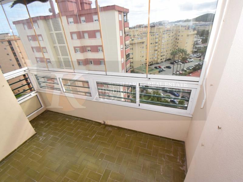 Foto 8b9216dd-3177-4690-8263-1561901c1853. Piso amplio piso en venta en zona sohail, urbanización con piscina y parking. en Fuengirola