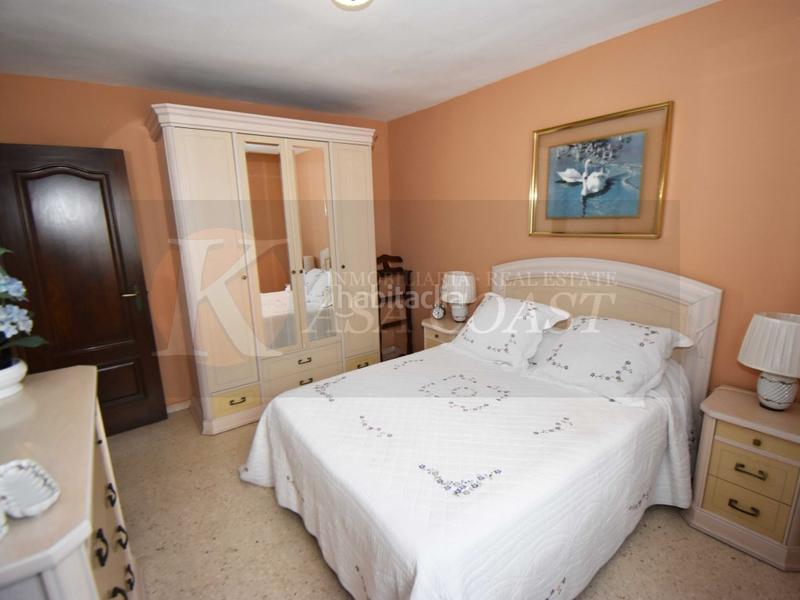 Foto b2e813c0-276f-42c7-9ed0-cbefc889de4f. Piso amplio piso en venta en zona sohail, urbanización con piscina y parking. en Fuengirola
