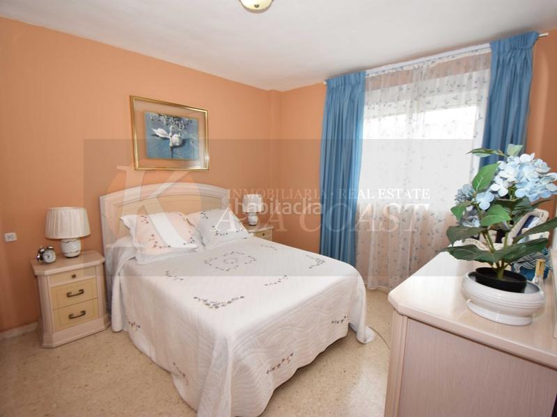 Foto d1f7fb40-f0d1-4de2-8430-a5af5086656c. Piso amplio piso en venta en zona sohail, urbanización con piscina y parking. en Fuengirola