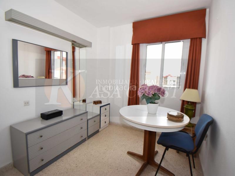Foto d839febb-b930-4dc4-97bc-f26256d52a49. Piso amplio piso en venta en zona sohail, urbanización con piscina y parking. en Fuengirola