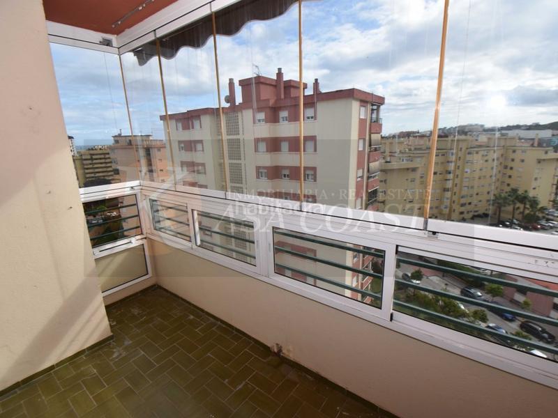 Foto d96d1241-d0a9-47e5-a19f-061b457aedb6. Piso amplio piso en venta en zona sohail, urbanización con piscina y parking. en Fuengirola