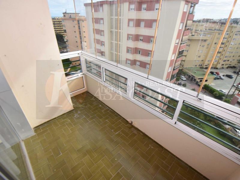 Foto db63603f-c1b6-48fc-8845-9d5b1c3a6fbf. Piso amplio piso en venta en zona sohail, urbanización con piscina y parking. en Fuengirola