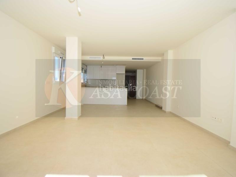 Foto 58c8d8db-dcc8-45c0-b018-d704d48e6dff. Piso tu hogar en 1 línea de playa centro con vistas al mar y al Puerto Deportivo en Fuengirola
