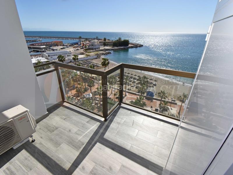 Foto 41bd0c6f-2618-4deb-a8cb-52069233e5ee. Piso tu hogar en 1 línea de playa centro con vistas al mar y al Puerto Deportivo en Fuengirola
