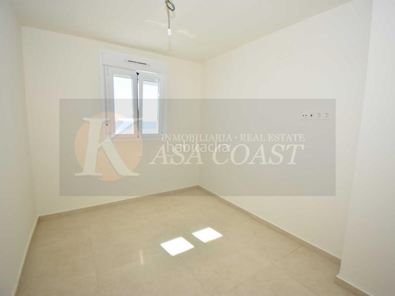 Foto b0af6537-654c-48d0-912b-80fcc9b988a7. Piso tu hogar en 1 línea de playa centro con vistas al mar y al Puerto Deportivo en Fuengirola